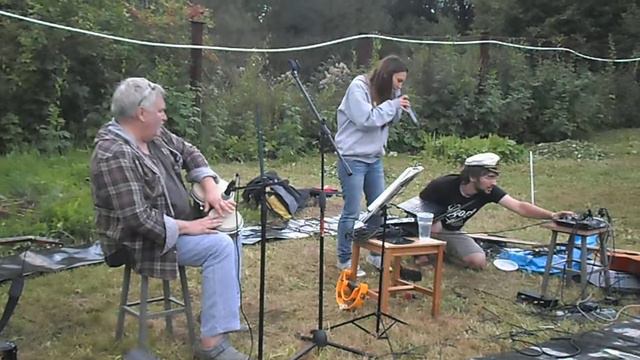 Девушка исполняет 