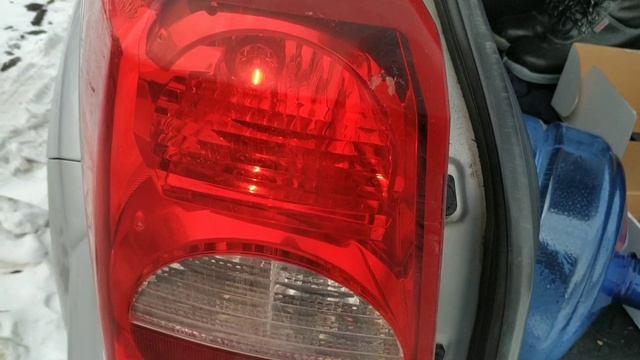 Замена ламп в заднем комбинированном фонаре (для применения на моделе Dodge Caliber) смотреть онлайн