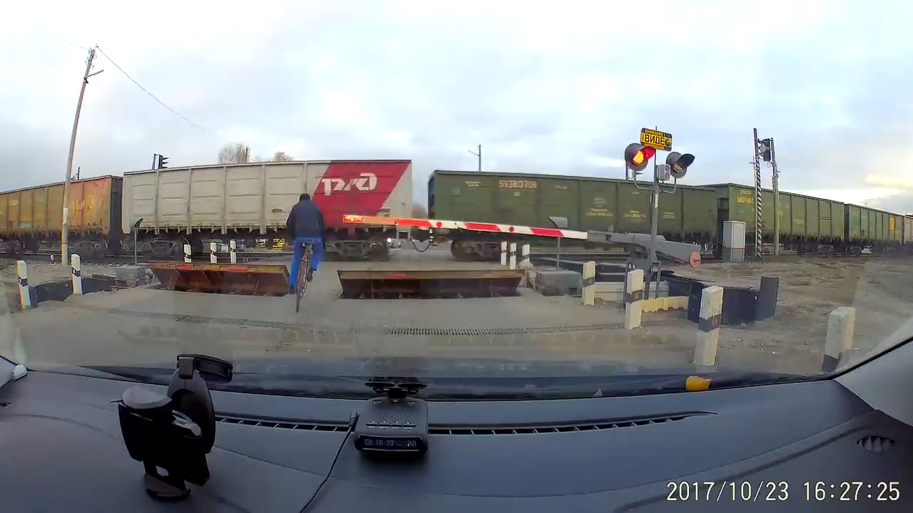 Велосипедист спровоцировал коллапс, проскочив между двумя поездами смотреть онлайн