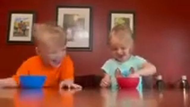Twin Candy Challenge смотреть онлайн