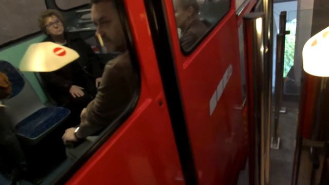 Прибытие кабины фуникулера в Cita-Alta (Бергамо, Италия) смотреть онлайн