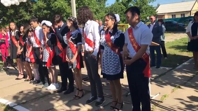 одиннадцатиклассник облажался на линейке и опозорился на всю школу | Выпускники смотреть онлайн