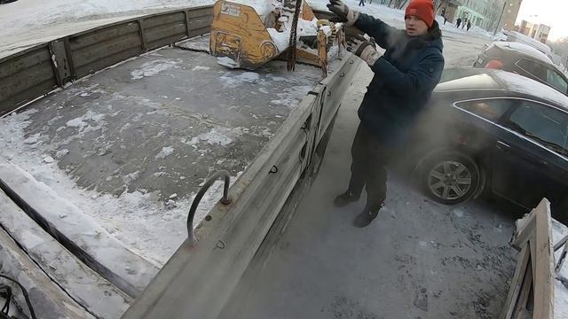 Манипулятор снова спасает минипогрузчик. смотреть онлайн
