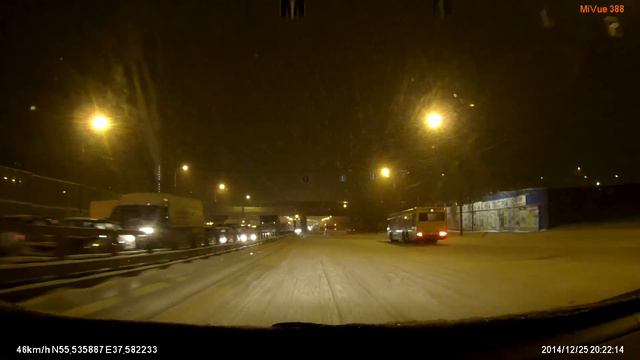 Варшавка (25.12.14) в Москву: 4 ряда и в каждом фура буксует (с 30 сек)