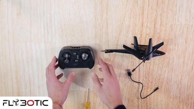 MODE D'EMPLOI : COMMENT BIEN UTILISER L'HÉLICOPTÈRE TÉLÉCOMMANDÉ SKY CHEETAH DE FLYBOTIC смотреть онлайн