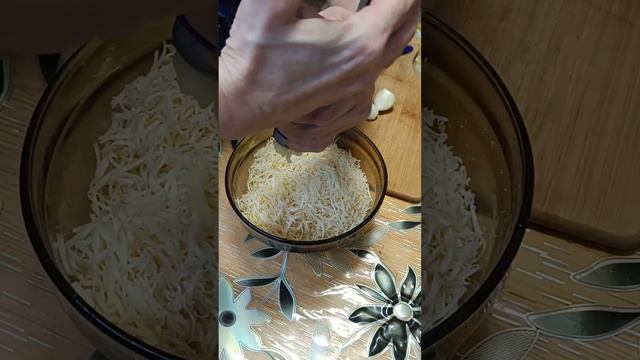 Тёртый сыр с чесноком - отличная закуска для любого стола. Готовим быстро и вкусно острую закуску смотреть онлайн