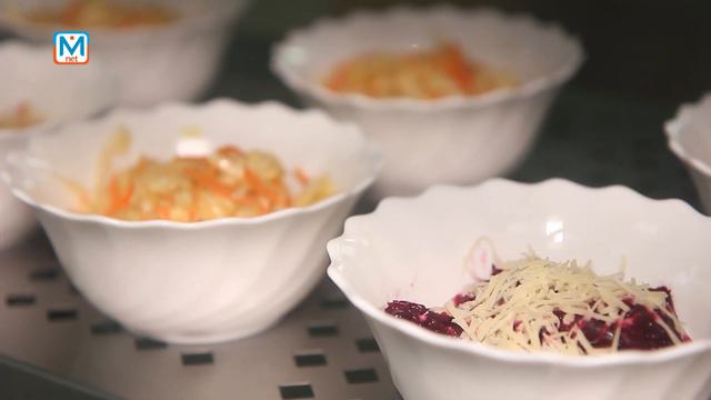 Чем кормят детей в школьных столовых? смотреть онлайн