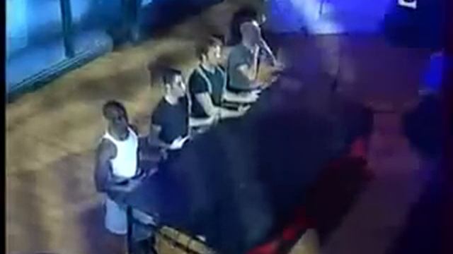 Играют мелодию руками без музыки! смотреть онлайн