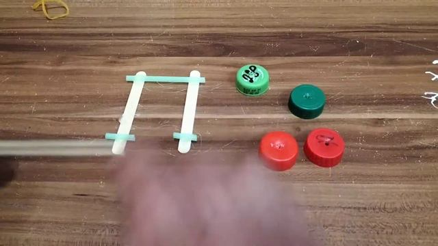 How To Make a Mini Rubber Band Car.Как Сделать Мини-Автомобиль На Резинке. смотреть онлайн