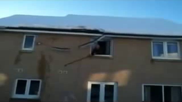 Как очистить крышу от снега =) смотреть онлайн