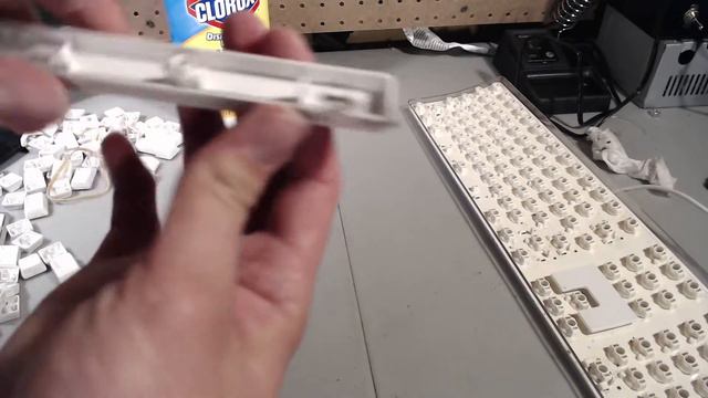 Cleaning and Sticker Removal from an Apple Keyboard смотреть онлайн