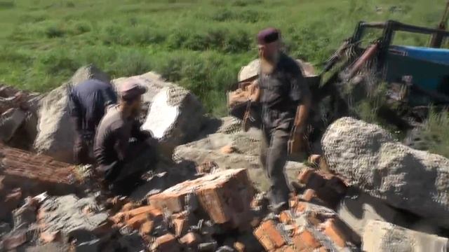 Битый кирпич добывать - опасность не малая. 26. 07. 2017 смотреть онлайн