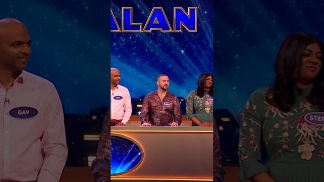 He chops an ONION in 10 seconds BLINDFOLDED! | Family Fortunes 2022 | #shorts смотреть онлайн