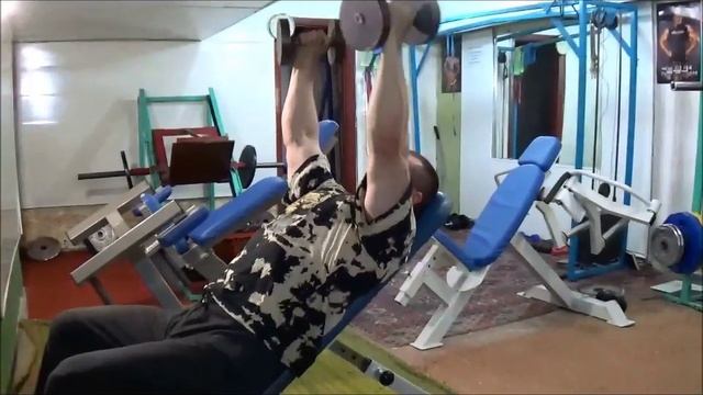 Разводка гантелей на наклонной скамье смотреть онлайн