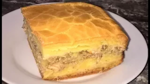 Заливной пирог с рыбой и картошкой. Рыбный пирог из консервов. Пирог с сайрой.