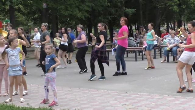 Мастер класс от Елены Малышевой по зумбе.Центральный парк Долгопрудного 12.08.2018.1 смотреть онлайн