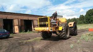 Самый большой в мире квадроцикл выезжает с гаража.