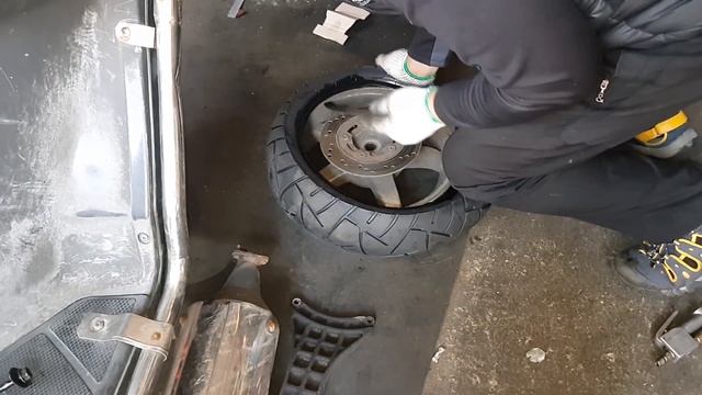 Motorcycle rear wheel tire replacement (how to change tire Daelim Neoporte 125 scooter) смотреть онлайн