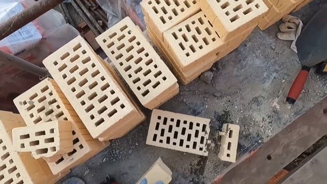 облицовочная кирпичная кладка в полный шов. облицовка дома кирпичом. кладка кирпича. монолитный дом смотреть онлайн