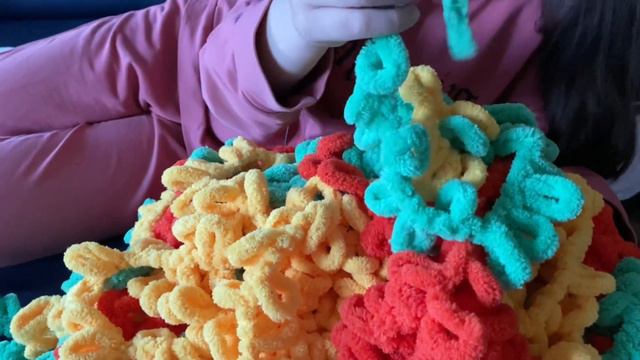 Английский для детей. Цвета: красный, желтый, синий, зеленый. С детьми играет девочка Серафима.