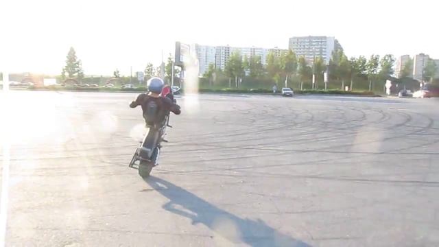 Круги, сидя на руле, на заднем колесе смотреть онлайн