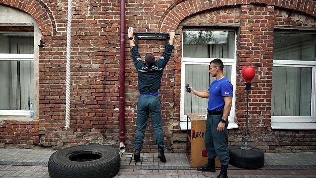 КТО ПРОВИСИТ 2 МИНУТЫ НА КРУТЯЩЕМСЯ ТУРНИКЕ, ПОЛУЧИТ 100$ смотреть онлайн