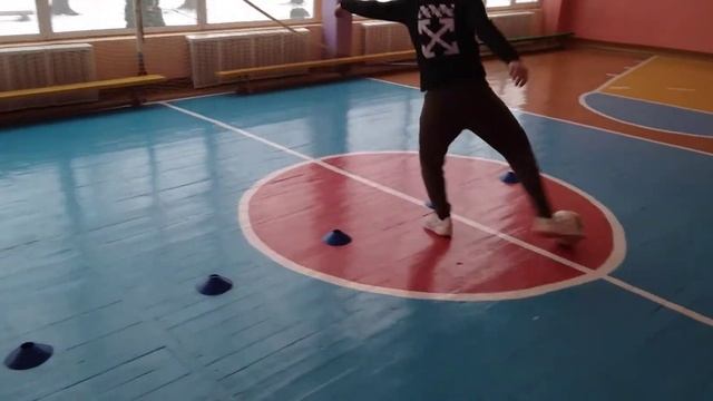 ФУТБОЛЬНОЕ УПРАЖНЕНИЕ: ОБВОДКА ФИШЕК ЗМЕЙКОЙ, ПРАВОЙ НОГОЙ, ЧЕРЕЗ КАСАНИЕ МЯЧА ШАГ. смотреть онлайн
