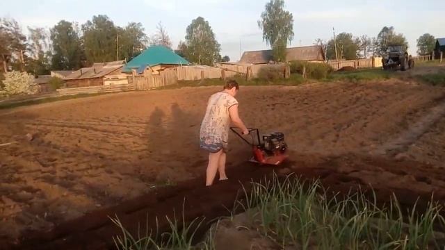 Мотоблок в руках женщины Motoblock in the hands of a woman смотреть онлайн