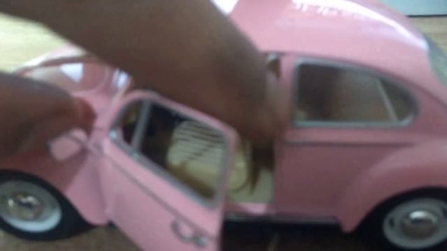 Volkswagen Fusca 1967 Minitura 1/24 Kinsmart смотреть онлайн
