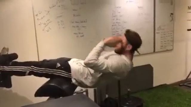 Roman Chair Sit ups смотреть онлайн