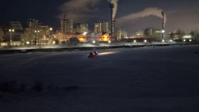 Дед Мороз на Мещерском озере катает детей на банане // Январь 2022