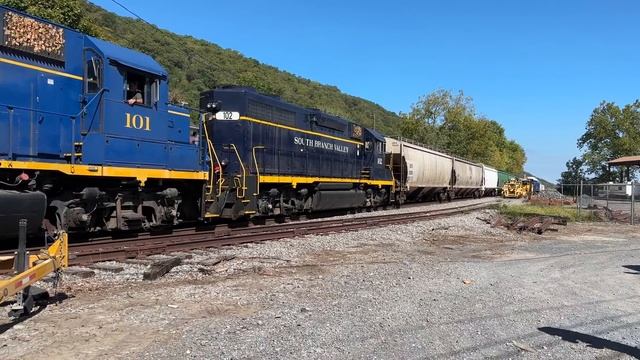 SBVR Train Hits Truck After it Narrowly Avoids Railfans смотреть онлайн