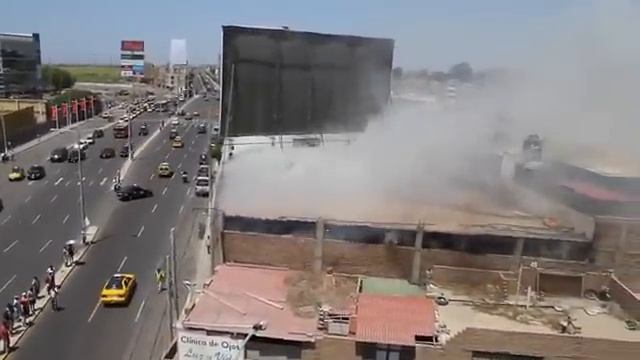 Incendio en discoteca de la avenida Mansiche frente al Mall Aventura medium смотреть онлайн