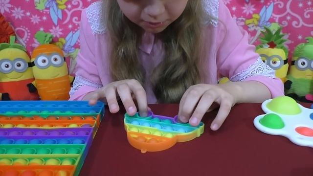 POP IT // КРУТЫЕ РАДУЖНЫЕ ПУПЫРКИ // Подарки за ПЯТЁРКИ в школе смотреть онлайн