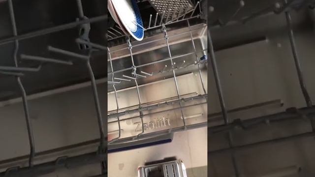 Рома сестра принцесса моет посуду в посудомоечной машине с рома братом разноцветной посудой смотреть онлайн