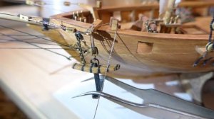 Сборка парусника Halcon 1840. Часть 8. Новая помпа, якори, бочки, ванты и первый штаг с мусингом