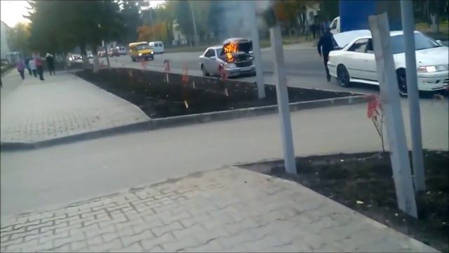 В центре Бердска горел Мерседес смотреть онлайн