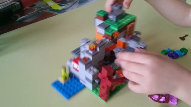 Пещера зомби . Рассматриваем Lego Minecraft смотреть онлайн