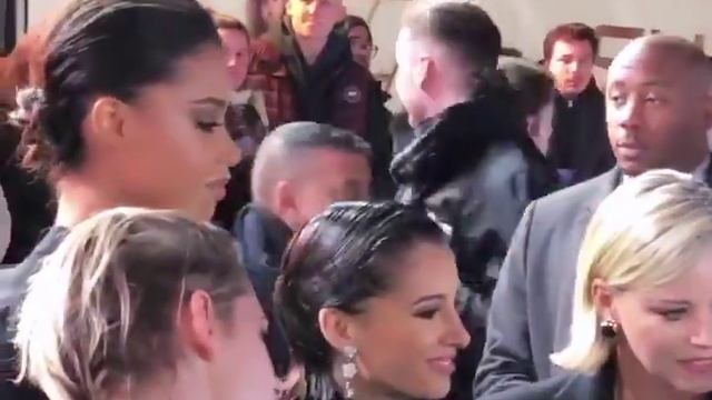 Being interviewed on the white carpet. #CharliesAngels смотреть онлайн