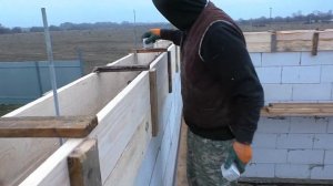 43.Закончили опалубку армопояса, установили крепление мауэрлата, строим дом сами