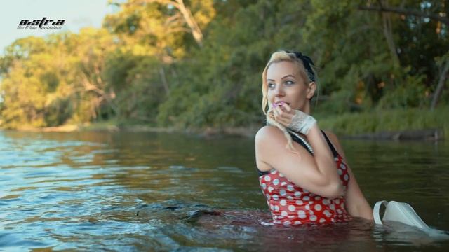 Ein Sommertag mit Jane im See #Wetlook #Vintage #Nylons #Jane смотреть онлайн