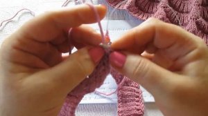 Детский сарафан на бретельках вязаный спицами  узор веер вязаный спицами