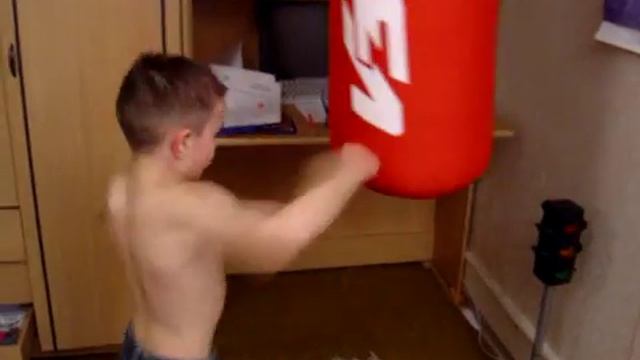 Руслан Конкушев На етом ВИДЕО ему 6 лет Он хочет стать Чемпионом Мира по Боксу смотреть онлайн