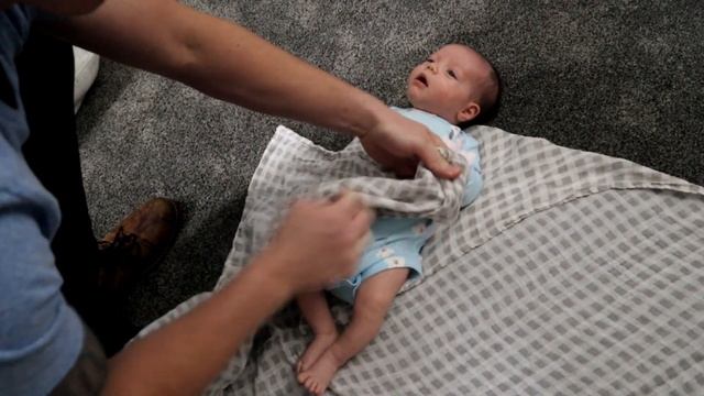 How to Swaddle a Baby with a Muslin Blanket смотреть онлайн