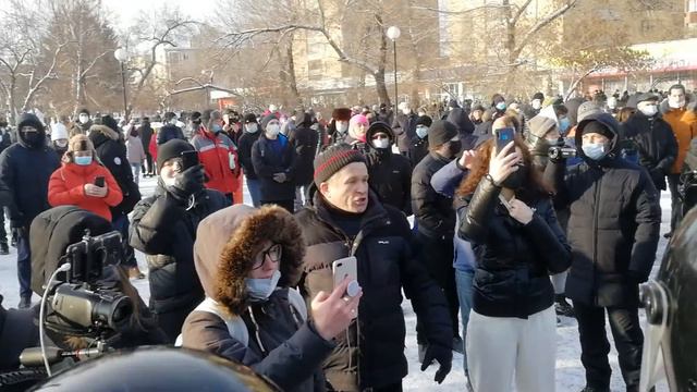 ОМОН встал цепью, чтоб разделить протестующих! Красноярск! смотреть онлайн