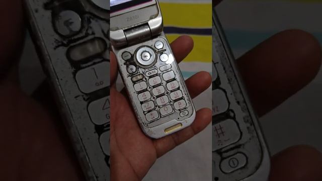 Abandoned Sony Ericsson Z610i powered up after 14 years смотреть онлайн