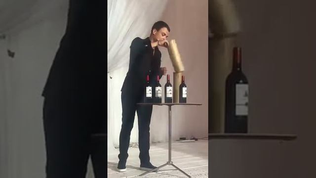 ФОКУС С БУТЫЛКАМИ ВИНА И СТАКАНОМ смотреть онлайн