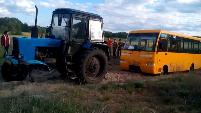 МТЗ-80 без КОЛЕСА? на ТРЕХ колесах, витаскиваем автобус