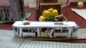 Обзор всего: большая железная дорога с поездами и бумажными трамваями