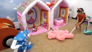 Пылесос АТАКУЕТ ИГРУШКИ! Руки Мыть Нужно Каждый День! Весёлая история для детей про Пылесос